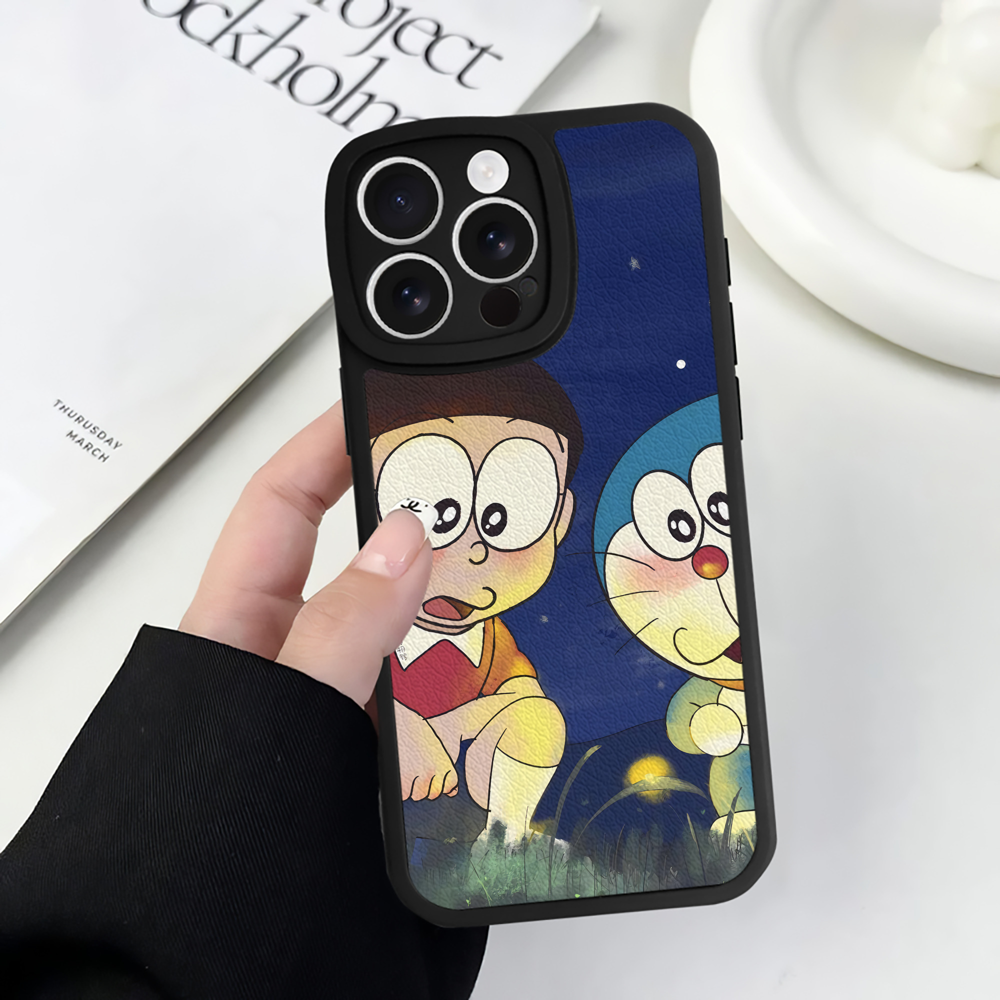 （画像用） ドラえもん Doraemon 【iPhone 16シリーズ対応】シリコンスマホケース（レザー調） 材質：シリコン